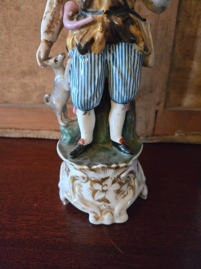 Paire de sujets en porcelaine de Paris – Couple de personnages élégants