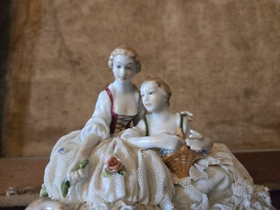 Lot de 2 groupes en porcelaine – Scènes galantes et scène familiale - XXeme