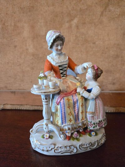 Lot de 2 groupes en porcelaine – Scènes galantes et scène familiale - XXeme