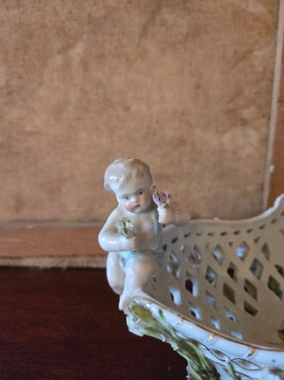 Coupe ajourée en porcelaine à décor floral et angelots – Style Rococo