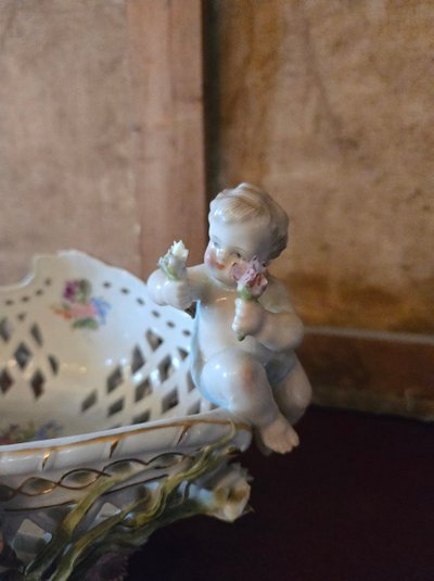 Coupe ajourée en porcelaine à décor floral et angelots – Style Rococo