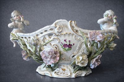 Coupe ajourée en porcelaine à décor floral et angelots – Style Rococo