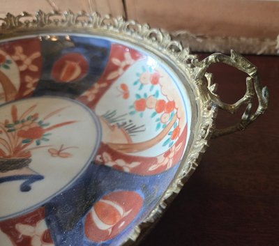 Grand plat en porcelaine polychrome monté bronze – Décor floral et fruits