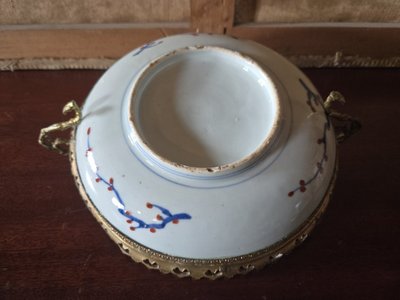 Grand plat en porcelaine polychrome monté bronze – Décor floral et fruits