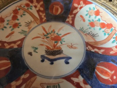 Grand plat en porcelaine polychrome monté bronze – Décor floral et fruits