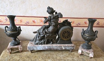 Garniture de Pendule ancienne en régule patiné et marbre – Sujet allégorique musical