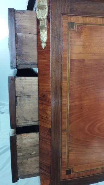 Commode marquetée époque Transition