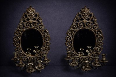 Coppia di specchi da parete in bronzo antico - stile barocco, con portacandele integrati