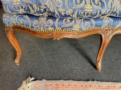 Grande divano d'epoca Luigi XV del XVIII secolo in legno naturale