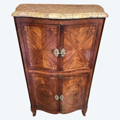 Un petit buffet haut en marqueterie.