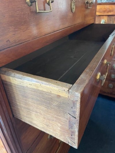 Grande cassettiera in noce in stile Luigi XVI