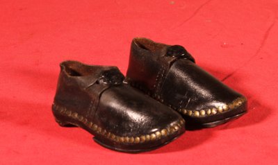 Petites chaussures sabots d'enfant en cuir - 18° siècle