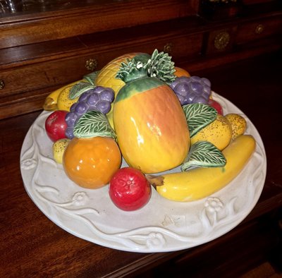 Italie XXeme : composition décorative en barbotine représentant une assiette de fruits