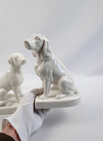 Paire de serre-livres Art Déco en faïence de chiens de chasse début XXe