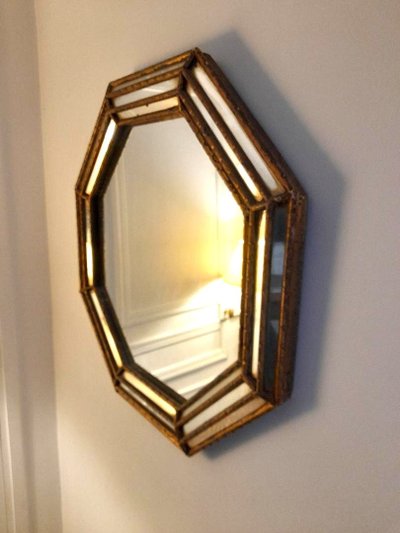 Specchio ottagonale in legno dorato con perline smaltate Opera del XX secolo