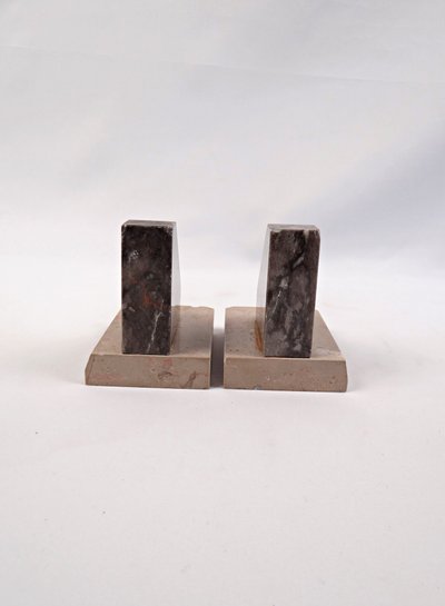 Pair of geometric Art Deco bookends in black & beige veined marble, early 20th century