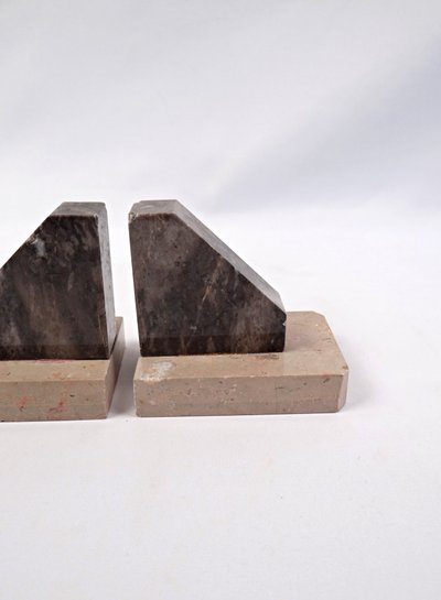 Pair of geometric Art Deco bookends in black & beige veined marble, early 20th century