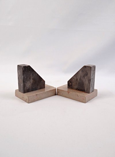 Pair of geometric Art Deco bookends in black & beige veined marble, early 20th century