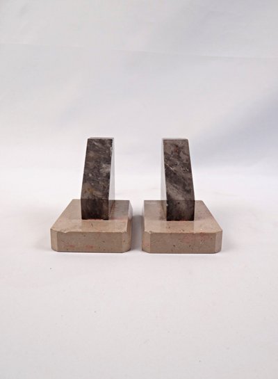 Pair of geometric Art Deco bookends in black & beige veined marble, early 20th century