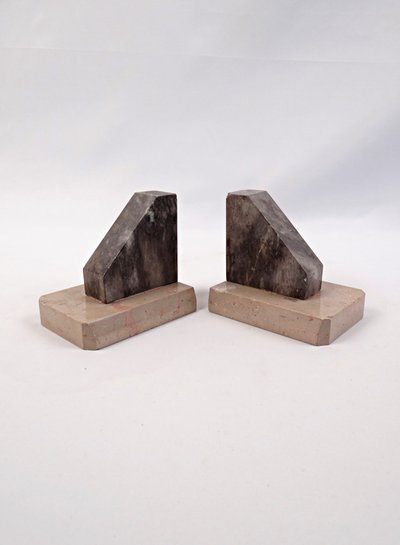 Pair of geometric Art Deco bookends in black & beige veined marble, early 20th century