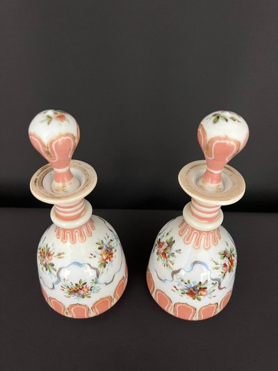 Coppia di bottiglie opaline dipinte e dorate, periodo Napoleone III