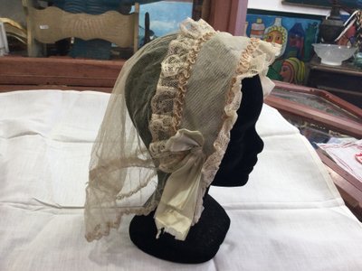 Copricapi in pizzo del XIX secolo