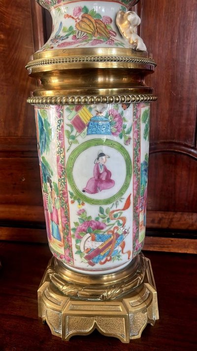 Pair of oil lamps, resting on gilt bronze bases