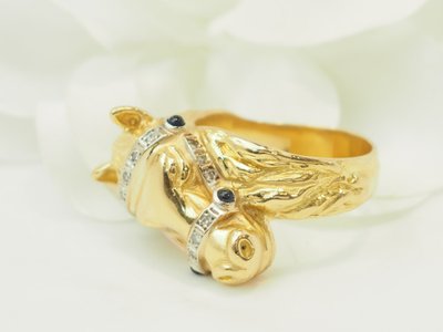 Anello a forma di cavallo in oro giallo 18 carati, diamanti e zaffiri