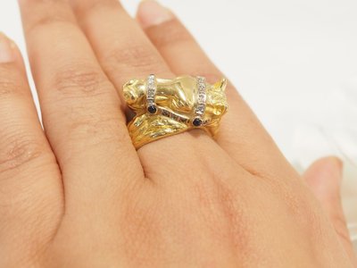 Anello a forma di cavallo in oro giallo 18 carati, diamanti e zaffiri