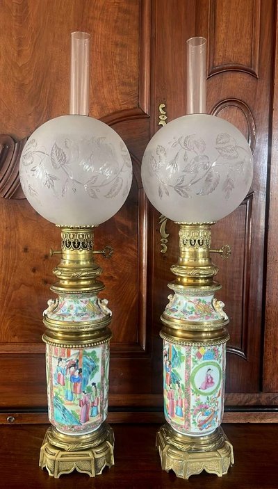 Coppia di lampade a olio, poggianti su basi in bronzo dorato.