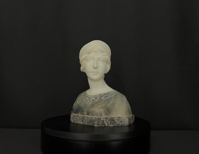 Busto femminile in alabastro e marmo – stile Art Déco
