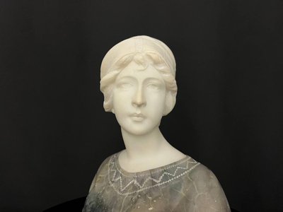 Busto femminile in alabastro e marmo – stile Art Déco
