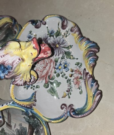 Grande centrotavola in terracotta dipinta a mano: bottega di Jules Verlingue a Desvres