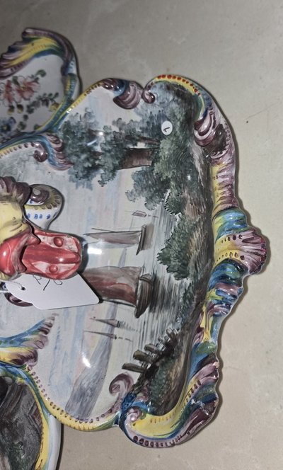 Grande centrotavola in terracotta dipinta a mano: bottega di Jules Verlingue a Desvres