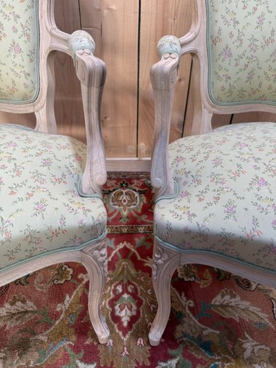Pair of convertible armchairs – Louis XV style – Aerogummed beech – Flowered fabric