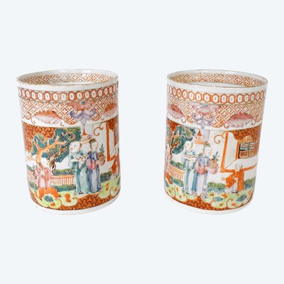 Paire chopes porcelaine Chine personnages mandarins pagodes Qianlong XVIIIè