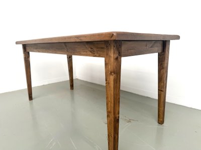 Tavolo rustico in rovere massello con gambe affusolate in pino, Francia, anni '50.