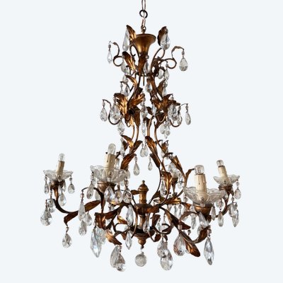 KRONLEUCHTER MIT ANHÄNGERN UND VERGOLDETEM METALL, UM 1950.