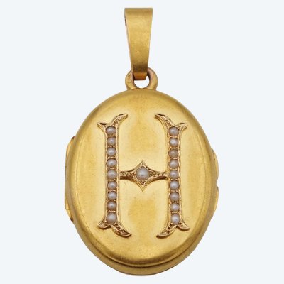 Victorian H letter locket pendant in 18 karat gold 