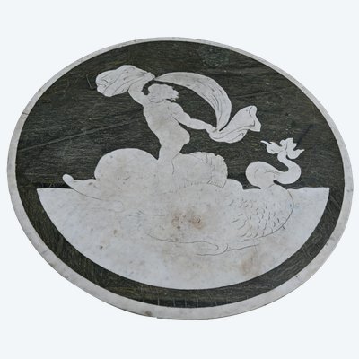Tavolo con piedistallo e piano in marmo decorato con putti e delfini, XIX secolo.