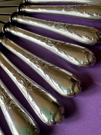 15 small dessert knives.
