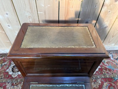 Library staircase with chests – English style – Mahogany and leather – 19th century.
