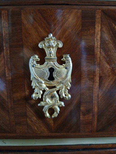 Cassettone Luigi XIV in legno pregiato impiallacciato, Parigi 1710-1720 circa.