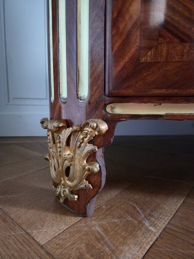 Cassettone Luigi XIV in legno pregiato impiallacciato, Parigi 1710-1720 circa.