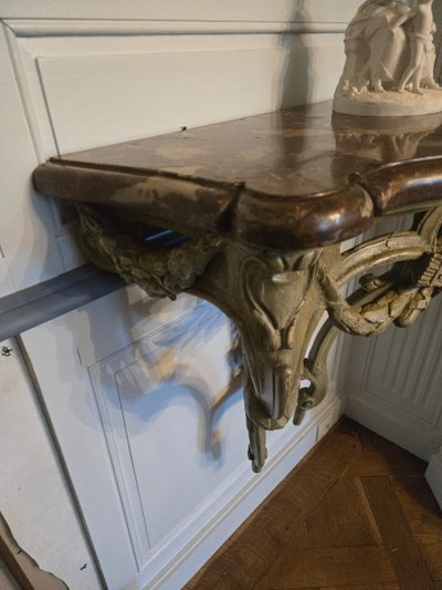 Console da parete con attributi d'Amore, opera provinciale, fine del regno di Luigi XV.