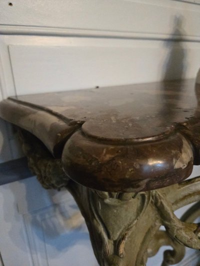 Console da parete con attributi d'Amore, opera provinciale, fine del regno di Luigi XV.