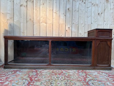 Comptoir de commerce Art Déco – Vitrine et tiroirs – Bois teinté acajou – Années 1920