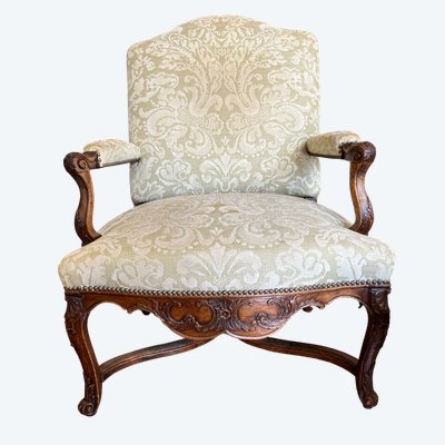 Importante poltrona in legno naturale intagliato