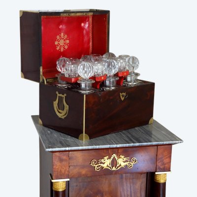 Mobile bar in stile Impero, realizzato in cristallo Le Creusot e mogano, completo di bicchieri.