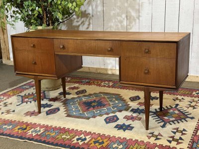 Scrivania inglese in teak degli anni '70